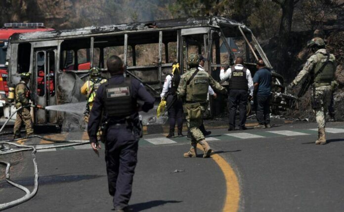 quema-de-microbus-de-pasajeros-en-michoacan-tras-abatimiento-de-el-mencho-1024x631