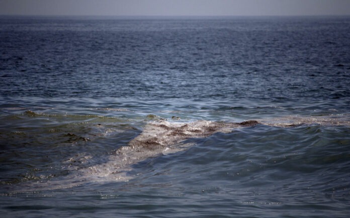 Comunidades denuncian contaminación por petróleo en playas del este de México