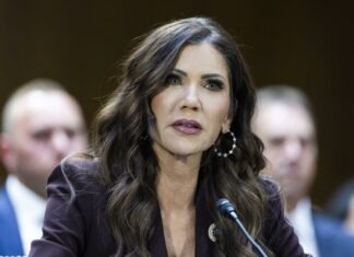 Demócratas en el Senado de EUA van por iniciar investigación contra Kristi Noem