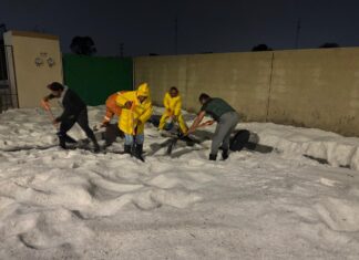 Bomberos y ODAPAS atienden afectaciones por lluvia y granizo en comunidades de Tecámac