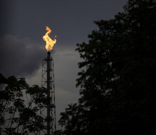 Precio del petróleo supera los 100 dólares por barril en medio del conflicto en Irán