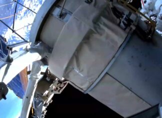 Dos astronautas de la NASA realizan caminata espacial para modernizar la energía en la EEI