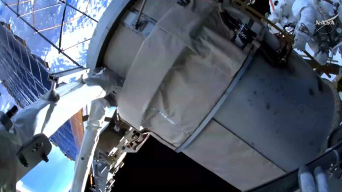 dos-astronautas-de-la-nasa-realizan-caminata-espacial-para-modernizar-la-energia-en-la-eei-1536x864