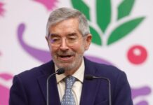De la Fuente comentó que se debe seguir dando toda la ayuda humanitaria posible a Cuba