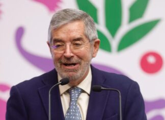De la Fuente comentó que se debe seguir dando toda la ayuda humanitaria posible a Cuba