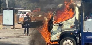 Comuneros de Arantepacua queman vehículos y causan destrozos en Morelia