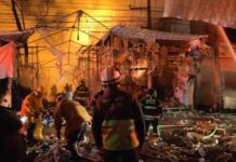 Incendio consume puestos semifijos en el Mercado de Sonora