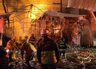 Incendio consume puestos semifijos en el Mercado de Sonora