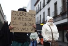 Manifestantes irrumpen en Congreso de la CDMX en protesta por vivienda