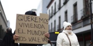 Manifestantes irrumpen en Congreso de la CDMX en protesta por vivienda