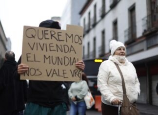 Manifestantes irrumpen en Congreso de la CDMX en protesta por vivienda