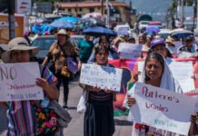 Parteras indígenas marchan en Chiapas para defender su práctica ancestral