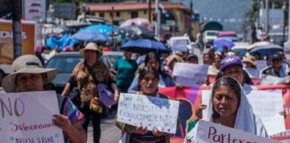 Parteras indígenas marchan en Chiapas para defender su práctica ancestral