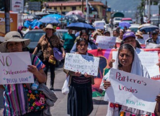 Parteras indígenas marchan en Chiapas para defender su práctica ancestral