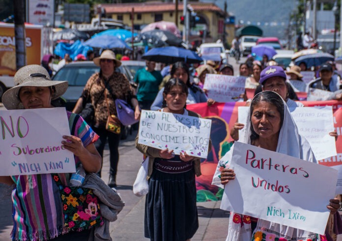 Parteras indígenas marchan en sur de México en defensa de su práctica ancestral