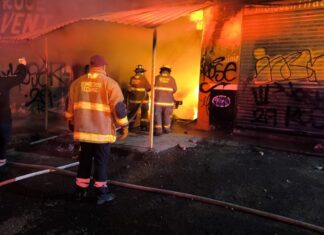 Elementos de Protección Civil de Tecámac atienden y controlan incendio en local comercial de la colonia Esmeralda