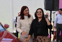 Alcaldesa Rosi Wong entrega premios a maestras y maestros ganadores de la rifa del Día del Maestro
