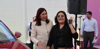 Alcaldesa Rosi Wong entrega premios a maestras y maestros ganadores de la rifa del Día del Maestro