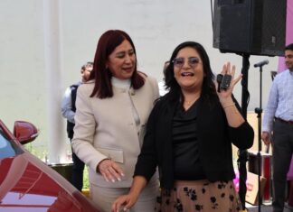 Alcaldesa Rosi Wong entrega premios a maestras y maestros ganadores de la rifa del Día del Maestro