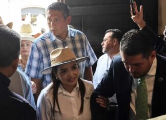 Movimiento del Sombrero irrumpe en sesión del Congreso de Michoacán por reforma electoral