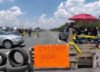 Habitantes bloquean carretera 57 en Querétaro para exigir abasto de agua