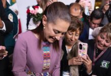 Celebra Sheinbaum 64 años en Palacio: mañanitas, regalos y pasteles, uno de ellos evoca tres etapas de su vida