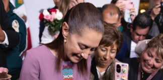 Celebra Sheinbaum 64 años en Palacio: mañanitas, regalos y pasteles, uno de ellos evoca tres etapas de su vida