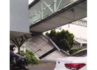 Se desprendió techumbre de puente peatonal en Terminal 1 del AICM