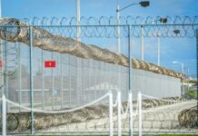 Migrante de Georgia muere bajo custodia del ICE