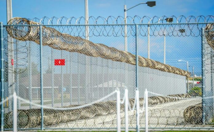 Gobernadora de Nueva Jersey accede a centro migratorio pero no logra hablar con detenidos