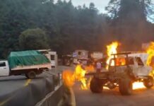 Pobladores incendian camionetas en carretera México-Toluca para exigir freno a tala clandestina