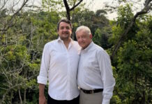 Reaparece AMLO en fotografía con su hijo