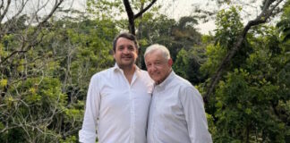 Reaparece AMLO en fotografía con su hijo