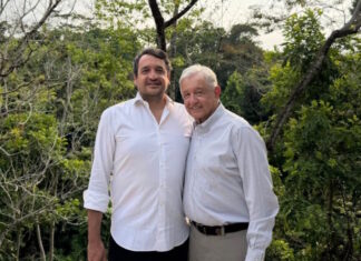 Reaparece AMLO en fotografía con su hijo