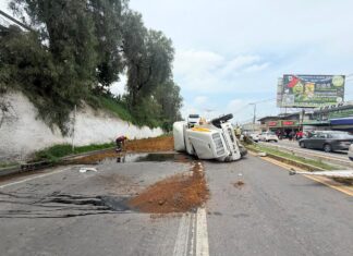Cierre de carretera por remoción de escombros en la México – Pachuca