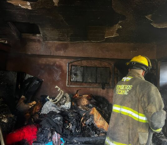 Protección Civil y bomberos de Tecamác atienden incendio en vivienda y salvaguardan a adulto mayor