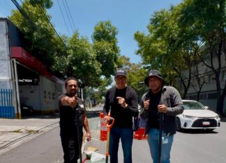 Panistas reparan el “bache de la muerte” en Azcapotzalco; una persona de la tercera edad cayó por mal estado del pavimento