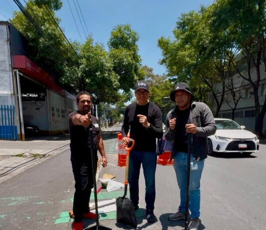 Panistas reparan el “bache de la muerte” en Azcapotzalco; una persona de la tercera edad cayó por mal estado del pavimento