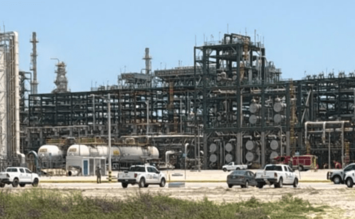 pemex-reporta-fuga-y-fuego-incipiente-en-la-refineria-olmeca-descarta-personas-lesionadas-1024x631 (1)