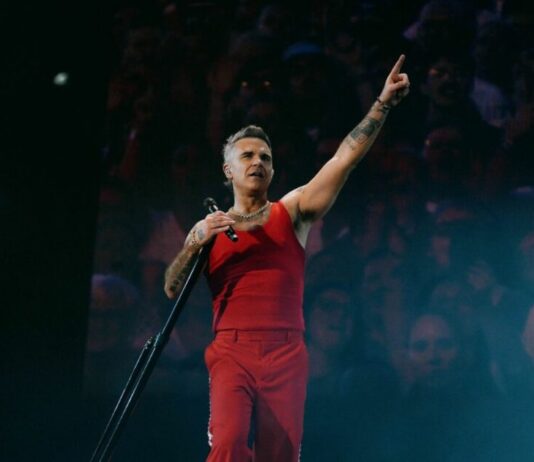 Robbie Williams aclara que sustancia blanca de su video viral era una menta