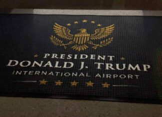 Trump celebra que el aeropuerto de Palm Beach ahora lleva su nombre