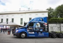 Trump estigmatiza a conductores migrantes para avanzar su plan con veteranos