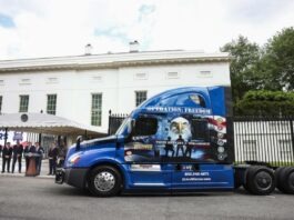 Trump estigmatiza a conductores migrantes para avanzar su plan con veteranos
