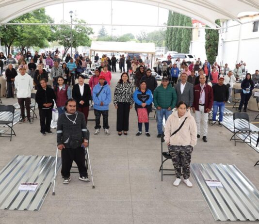 Gobierno municipal de Tecámac fortalece el bienestar de las familias con la entrega de 80 tinacos y 120 láminas