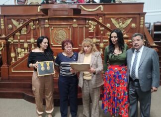Legisladores del primer Parlamento del Comercio Popular reconocen trayectoria de Alejandra Barrios y le ponen su nombre a este ejercicio legislativo