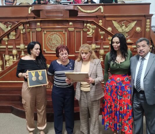 Legisladores del primer Parlamento del Comercio Popular reconocen trayectoria de Alejandra Barrios y le ponen su nombre a este ejercicio legislativo
