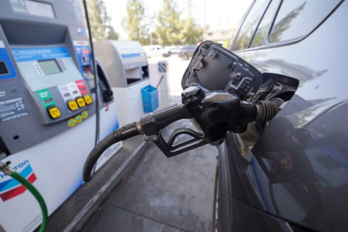 El precio de la gasolina en EEUU sigue al alza y se sitúa en 4,10 dólares por galón
