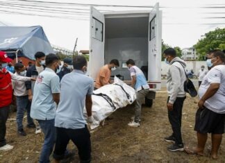 Van más de 900 muertos por riada en Nepal