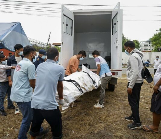 Van más de 900 muertos por riada en Nepal