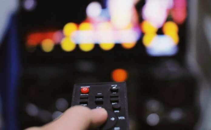 persona-viendo-la-television-1024x631
